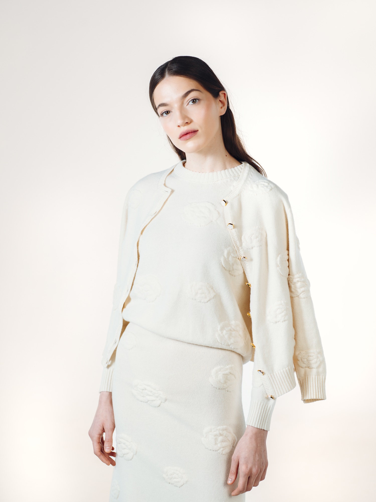 Cardigan Peony Magic, alb pe alb - AmiAmalia Luxury Knitwear